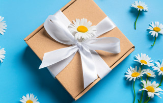 Wir stoßen an und zwar mit euch!