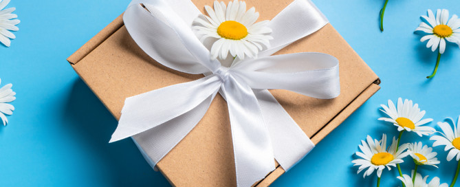 Wir stoßen an und zwar mit euch!